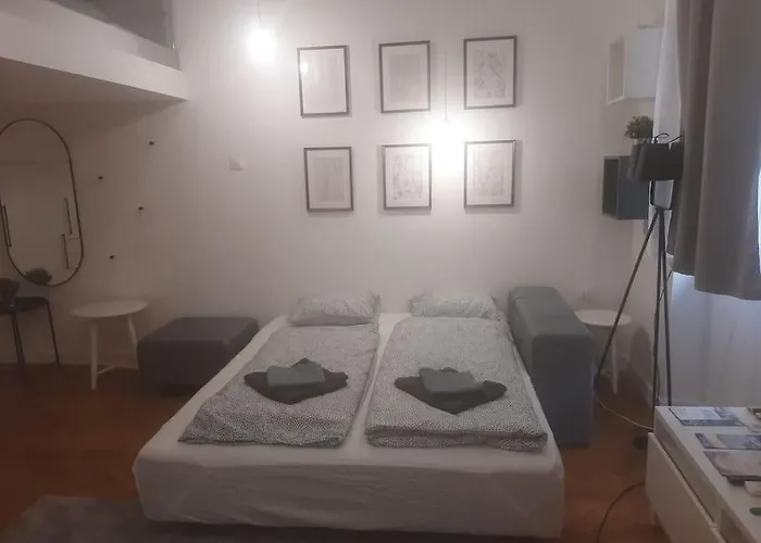 King Street Center Apartment *